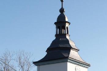 Detail kostelní věže s hodinami, které se zde byli umístěny v roce 1822 ( © Miroslav BITTER 12/2005)