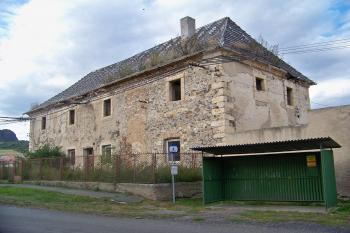 Jiný pohled na tvrz – z druhé strany (© Jan Šebek, 09/2009)
