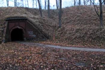 průjezd hlavním valem do kaponiéry bastionu Ludwig ( © Pavel Zany Komárek 12/11/2005)