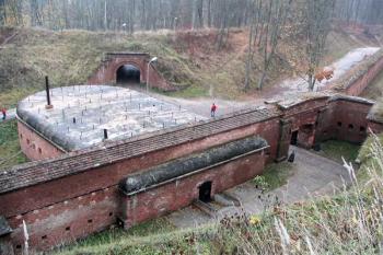 vstupní část gyzické brány s kaponiérou ( © Pavel Zany Komárek 12/11/2005)