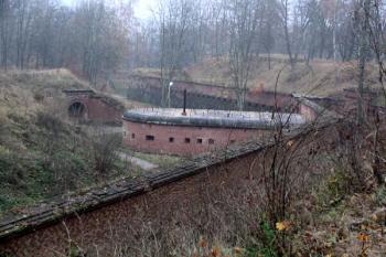 kurtina mezi bastiony Ludwig a Meč s Carnotovou zdí, kaponierou a bránou ( © Pavel Zany Komárek 12/11/2005)