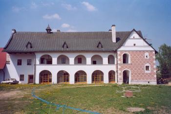 Pohled na arkády zámku (© Martin Kabeláč, 07/2005)