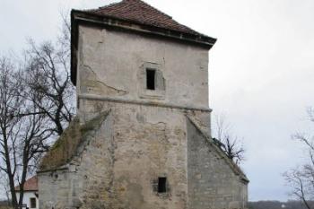 Čelo věže s nárožními opěráky ( © Filip Matoušek 11/2005)