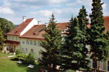 Zámek při pohledu od hradu (© Jiří Cukr, 08/1999)