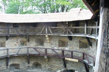 Czocha - vnitřní ochoz v předhadí (© Pavel Jarý, 19.07.2008)