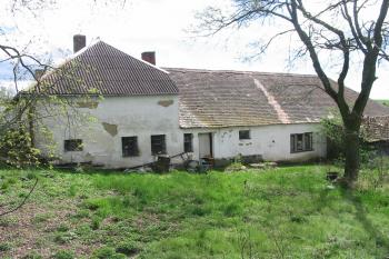 Záp.křídlo bývalého statku (© D Dohňanský, 04/2016)