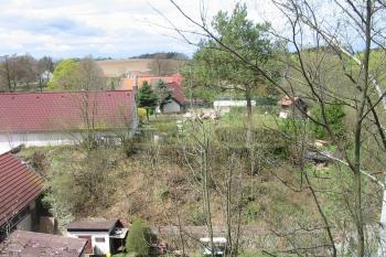 pohled z "Bašty" přes hluboký první příkop na centrální plochu vlastního jádra (© D Dohňanský, 04/2016)