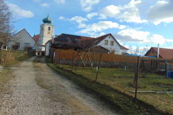 Centrální plocha Vnějšího předhradí s budovou školy a kostela (© Dušan Dohňanský  12/2023)