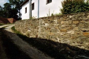 Kamenný taras v uličce (snad z kamenů pocházejících z hradu) (© Jiří Cukr, 07/2003)