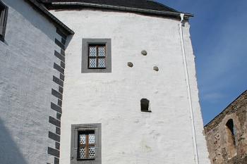 Východní křídlo zámku, vpravo část hradní zříceniny (© Ivan Grisa, 03/2007)