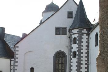 Pohled na křídlo s kaplí z hradní zříceniny (© Ivan Grisa, 03/2007)