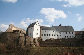 Hradní zřícenina a zámek od severozápadu (© Ivan Grisa, 03/2007)
