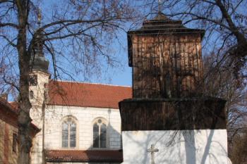 Zvonice od jihu, v popředí symbolické pohřebiště místních občanů, padlých v I. světové válce ( © Ivan Grisa 01/2011)
