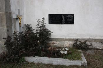 Hrob cizkrajovského faráře Josefa Springera u jižního boku presbytáře ( © Ivan Grisa 12/2009)