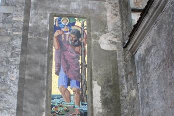 Mosaika sv. Kryštofa na jižní stěně hlavní lodi (1933) ( © Ivan Grisa 12/2009)