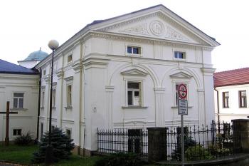 barokní budova bývalého nového zámku přebudovaná na faru ( © Jan P. Štěpánek 10/2007)