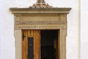 pískovcový portál v objektu kostela (nového zámku) ( © Jan P. Štěpánek 10/2007)