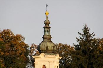 kostelní věž a jeden z nárožních rondelů  bývalého nového zámku ( © Jan P. Štěpánek 10/2007)