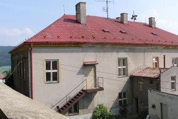 Panorama zadní části bývalého zámku z terasy kolem kostela (© Jan P. Štěpánek 06/2006)