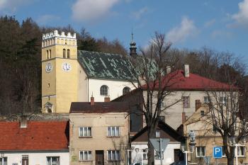 V popředí na snímku budova zámku za ním kostel sv.Václava ( © Miroslav BITTER 2006)