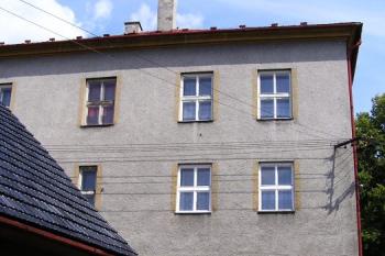 Pohled z uličky vedoucí k zámku na nároží samotného bývalého šlechtického sídla ( © Jan P. Štěpánek 07/2007)