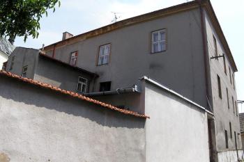 Pohled na zámek z boční uličky ( © Jan P. Štěpánek 07/2007)