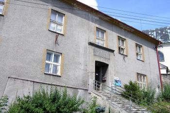 Vstupní průčelí bývalého zámku ( © Jan P. Štěpánek 07/2007)