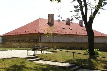 Pohled na patro a střechu zámku od vstupu do kostela ( © Jan P. Štěpánek 07/2007)