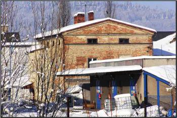 zachovalá správní budova pobočného závodu ( © Jan P. Štěpánek 01/2006)