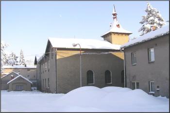 zachovalá část bývalého železárenského areálu s úřednickými budovami a kaplí sv. Barbory ( © Jan P. Štěpánek 01/2006)