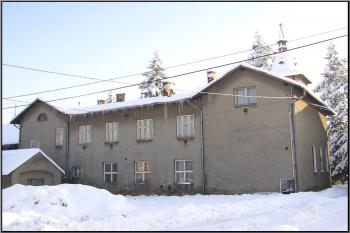 jedna ze zachovalých tzv. úřednických budov železáren ( © Jan P. Štěpánek 01/2006)