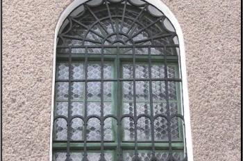okno tovární kaple ( © Jan P. Štěpánek 01/2006)