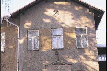 jeden z tzv. úřednických domů ( © Jan P. Štěpánek 01/2006)