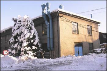 jedna z mála původních továrních hal zdejších železáren ( © Jan P. Štěpánek 01/2006)
