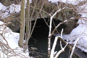 Vyústění mlýnského náhonu, který je asi v délce 600 m v severní části města zaklenut a sveden pod povrch. ( © Jan P. Štěpánek 02/2006)