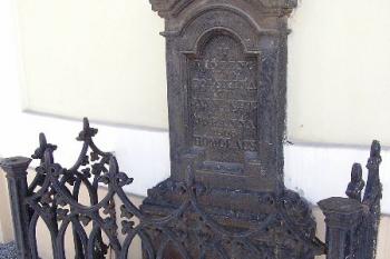 litinový náhrobek rodiny Homoláčů na vnejší straně presbyteria frýdlantského kostela sv. Bartoloměje ( © Jan P. Štěpánek 03/2006)