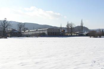 Bývalá  válcovna frýdlantských železáren. Později Radlo n.p. a dnes Lakum-KTL ( © Jan P. Štěpánek 03/2006)