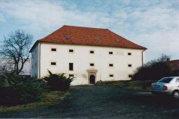 Tvrz od jihozápadu (© Lukáš Pechánek, 11/2002)