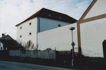 Tvrz od severovýchodu (© Lukáš Pechánek, 11/2002)