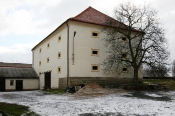 Budova tvrze od severozápadu ( © Filip Matoušek 11/2005)