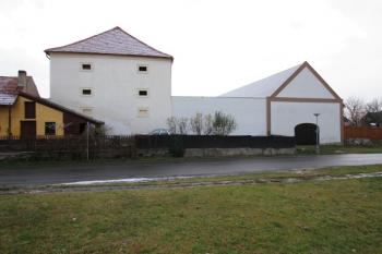 Areál dvora s budovou tvrze (vlevo) od východu ( © Filip Matoušek 11/2005)