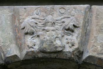Erb Bzenských z Prorubě a letopočet 1605 na portálu ( © Filip Matoušek 11/2005)