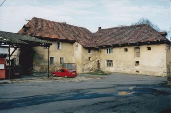 Tvrz od jihovýchodu (© Lukáš Pechánek, 11/2002)