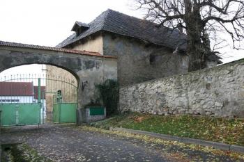 Budova tvrze stojí vpravo od vjezdu do dvora ( © Filip Matoušek 11/2005)