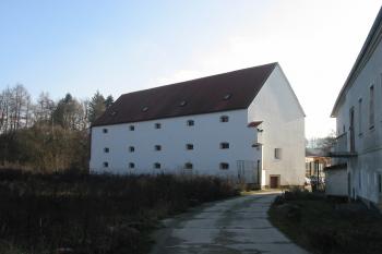 opravená sýpka,přináležící ke dvoru (© D Dohňanský, 01/2016)