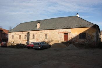 Západní průčelí tvrze ( © Ivan Grisa 12/2009)