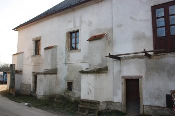 Jihovýchodní nároží tvrze od východu ( © Ivan Grisa 12/2009)