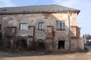 Jihovýchodní nároží tvrze od jihu ( © Ivan Grisa 12/2009)
