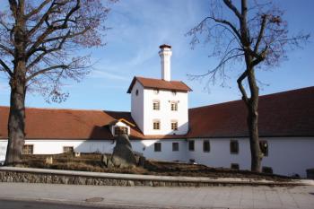 Bývalý pivovar mezi tvrzí a starým zámkem ( © Ivan Grisa 12/2009)