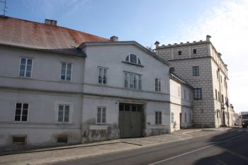 Starý zámek a sousední empirová budova ( © Ivan Grisa 12/2009)
